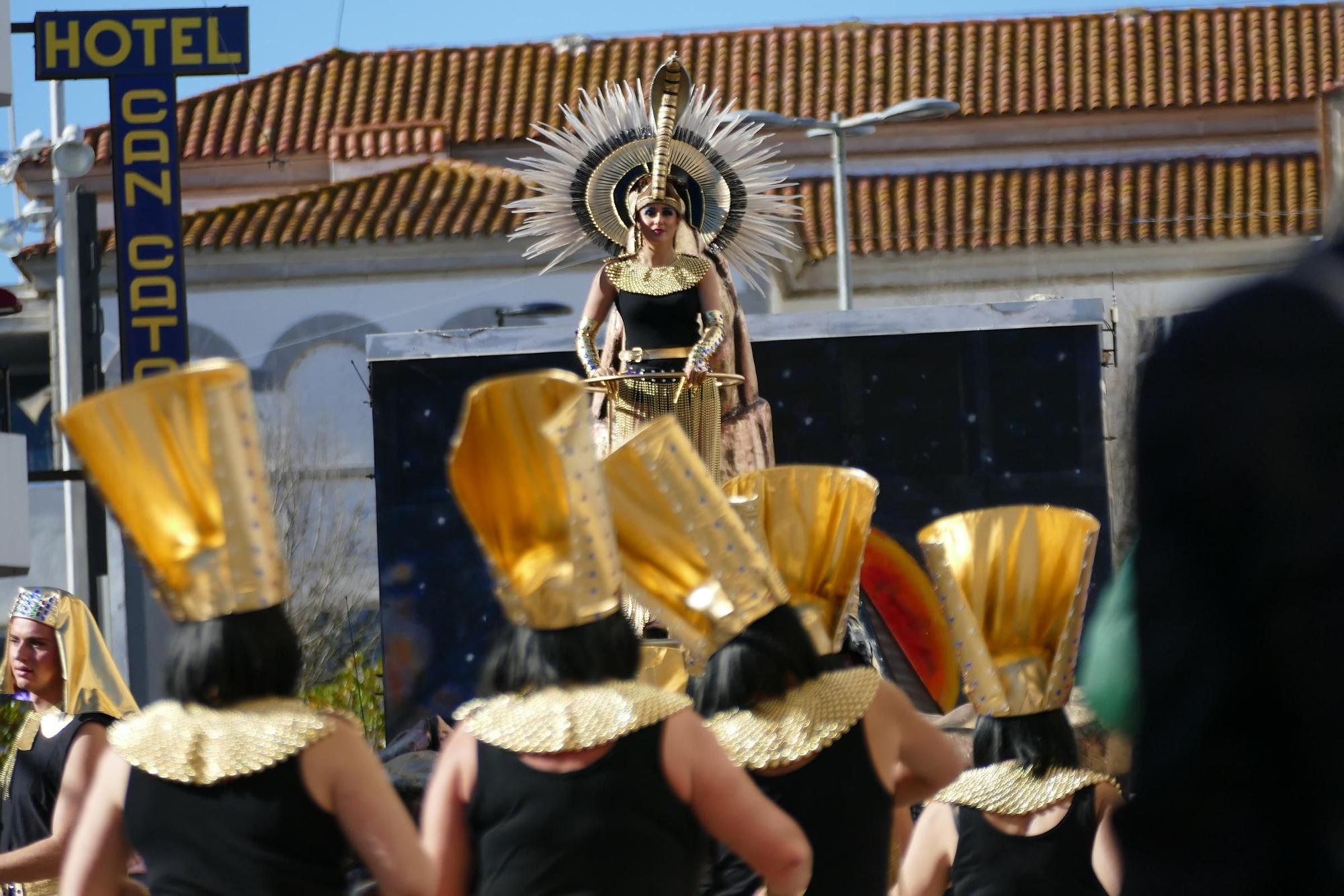 L'Escala s'acoloreix amb la rua de carnaval