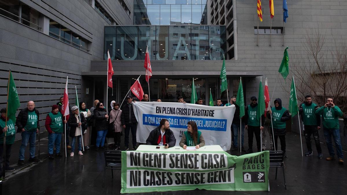 Concentració i roda de premsa de la PAHC Bages davant dels jutjats de Manresa per denunciar la duresa dels desnonaments
