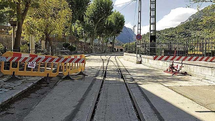 Los técnicos hacen una puesta a punto de las vías.