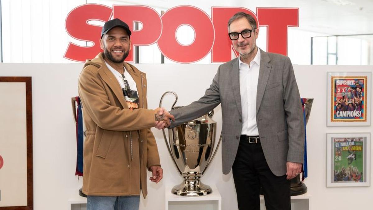 Dani Alves, con el director de SPORT, Lluís Mascaró.