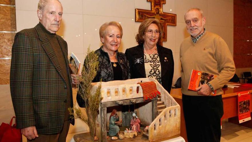 Plácida Novoa, segunda por la izquierda, arropada por amigos belenistas ayer en los Capuchinos.