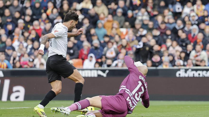 El Valencia tumba al Espanyol de penalti en el último minuto de un igualado partido