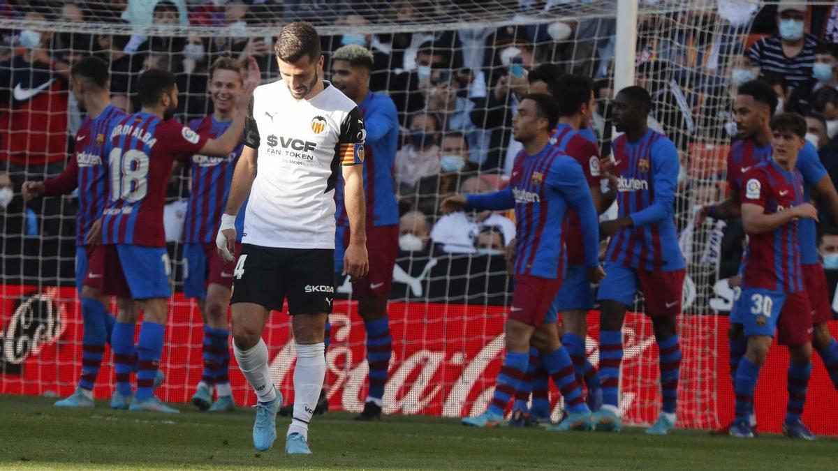 Gayà, cabizbajo tras
el segundo gol del Barça.  j.m.lópez