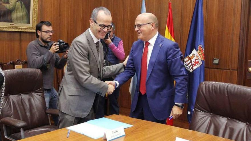 El alcalde Jesús Vázquez y el presidente de la Diputación, Manuel Baltar, al inicio de la reunión del comité de seguimiento. // Iñaki Osorio