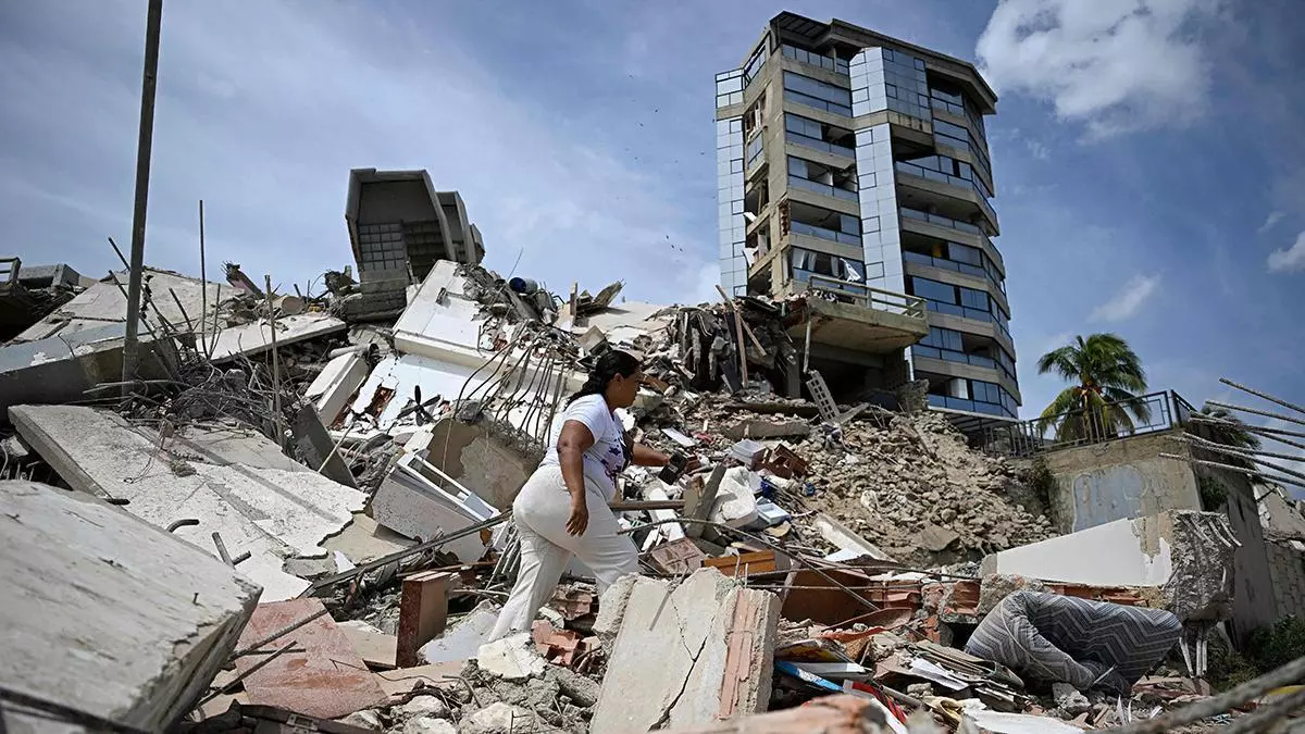 Qué hacer durante un terremoto: protegerse bajo una mesa y no salir al exterior hasta que termine el temblor