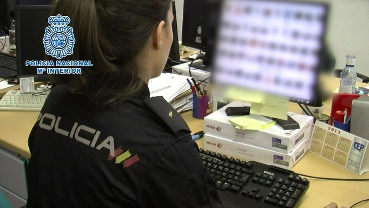 Imagen de archivo de una agente investiga un ciberdelito.