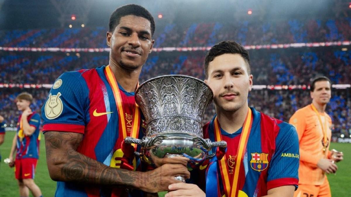 Rashford y Roony, con el trofeo