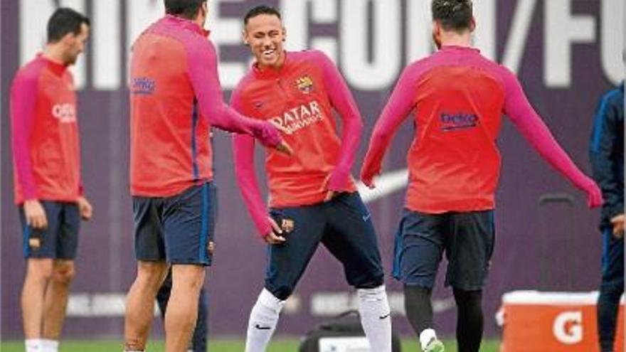 Neymar, fent broma amb Luis Suárez i Messi en l&#039;entrenament del Barça.