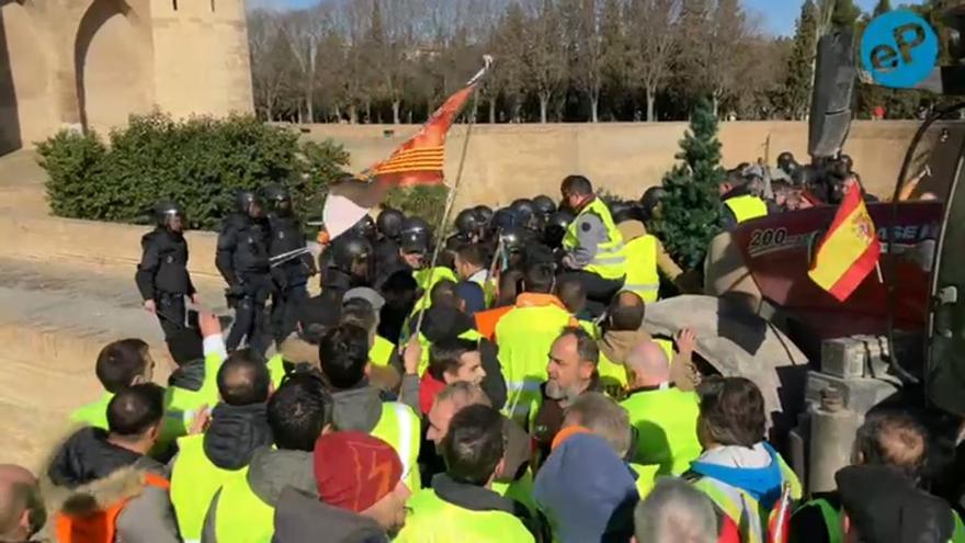Vídeo | Los agricultores hacen retroceder a la Policía a las puertas de La Aljafería