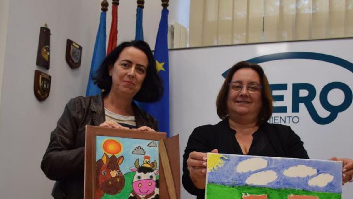 Marta Piquero y Ana Nosti, con dibujos del concurso infantil. | A. S.