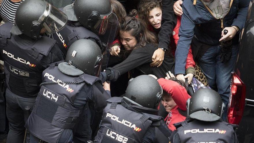 Actuación de la Policia Nacional en las puertas del colegio electoral Ramon Llull de Barcelona durante el 1-O.