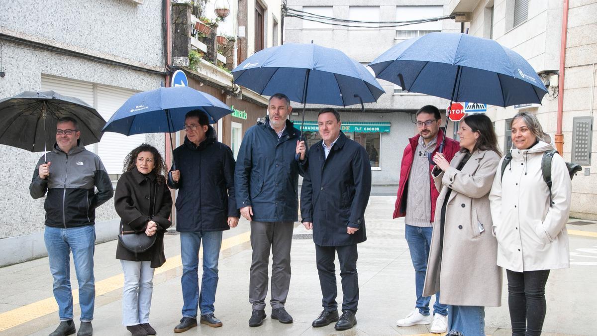 El alcalde Martínez Sanjurjo, cuarto por la izquierda, con el presidente Valentín González, quinto, ediles y diputados