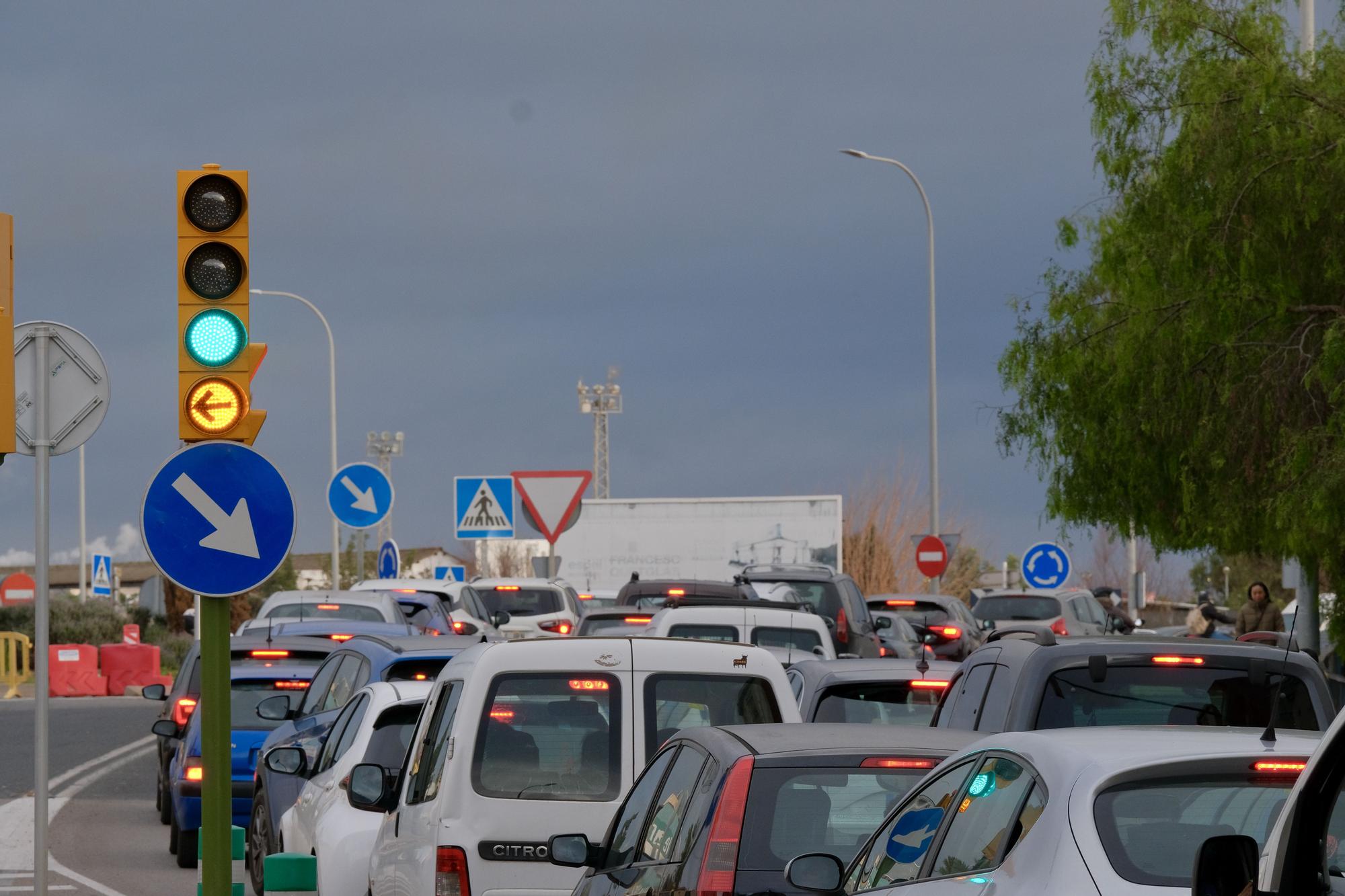 Monumental atasco en la calle Manacor de Palma por las obras de asfaltado