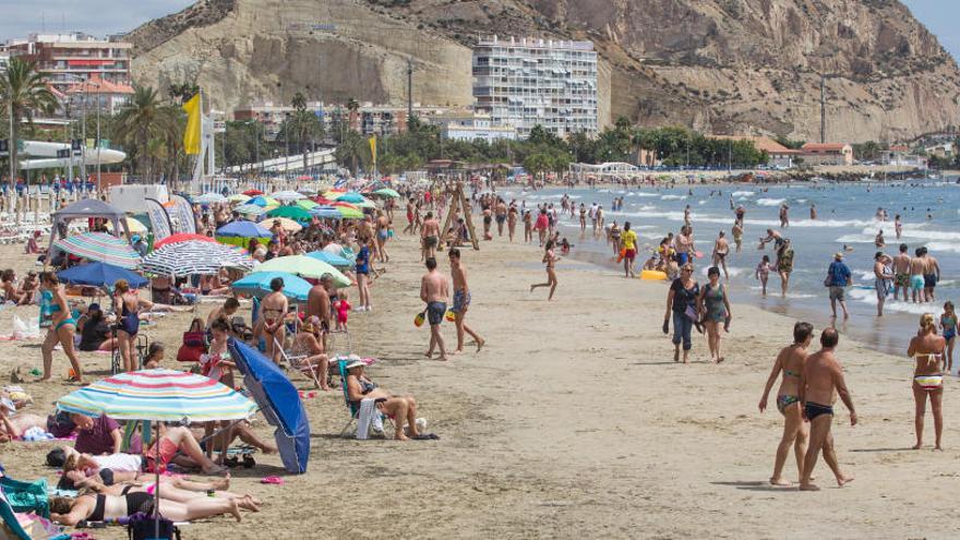 La playa del Postiguet, en una imagen reciente.