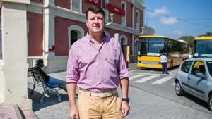 Juan Manel López junto a la estación de tren de Blanes, este martes al mediodía. 