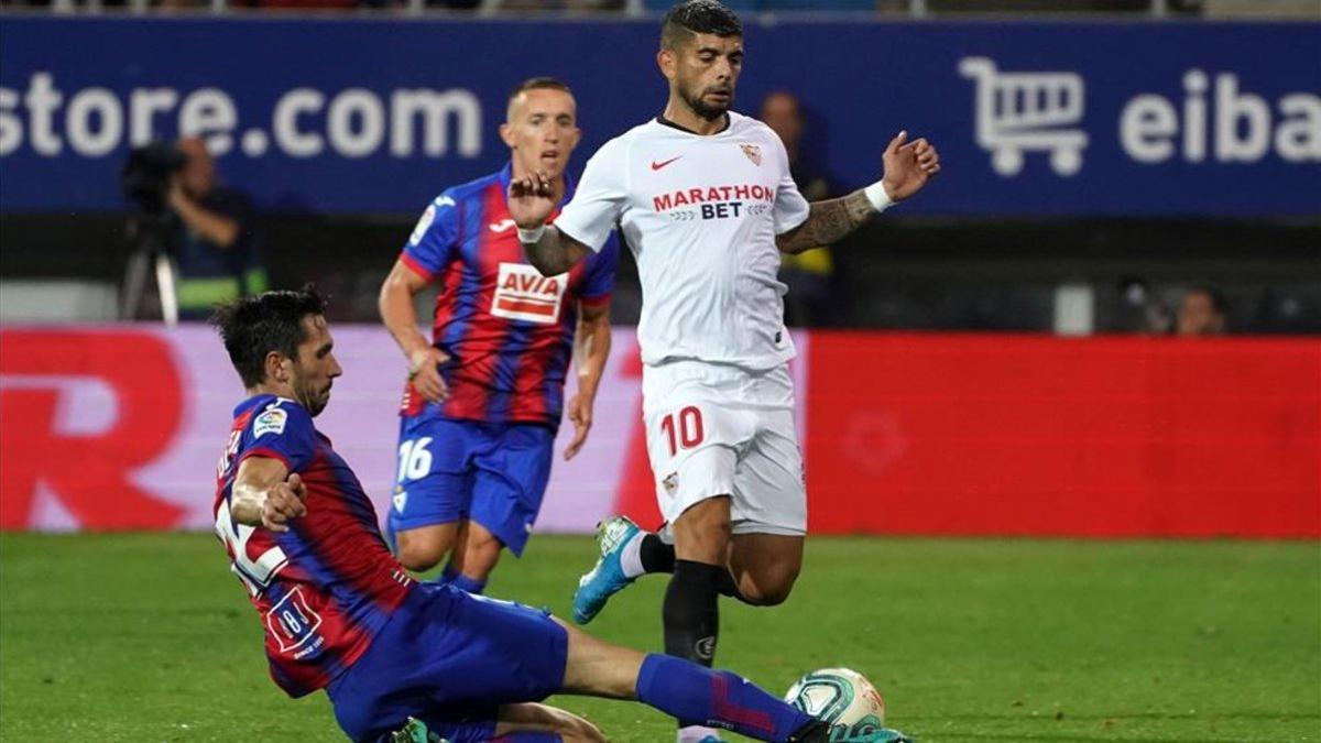 Banega, durante un partido ante el Eibar en Ipurua