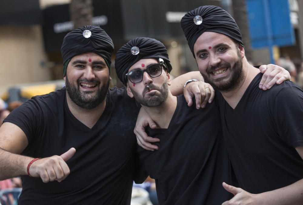 El desfile del Ninot deja momentos muy divertidos en las calles de Alicante