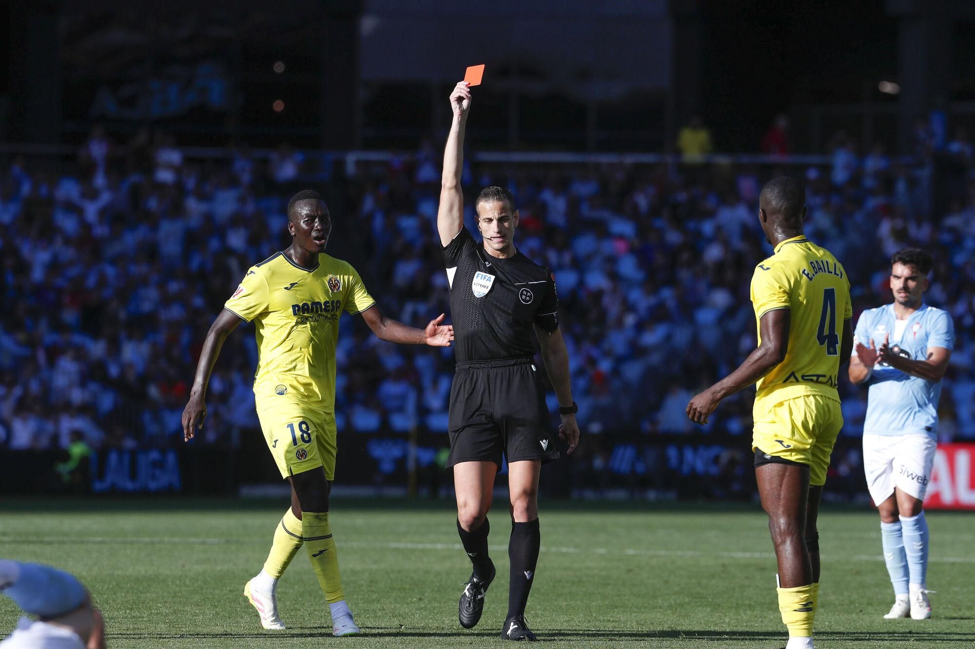 VIGO (PONTEVEDRA), 23/04/2025.-  El defensa del Villarreal Eric Bailly (d) es expulsado en el partido de LaLiga entre el Celta de Vigo y el Villarreal CF, este miércoles en el estadio de Balaídos, en Vigo. EFE / Salvador Sas