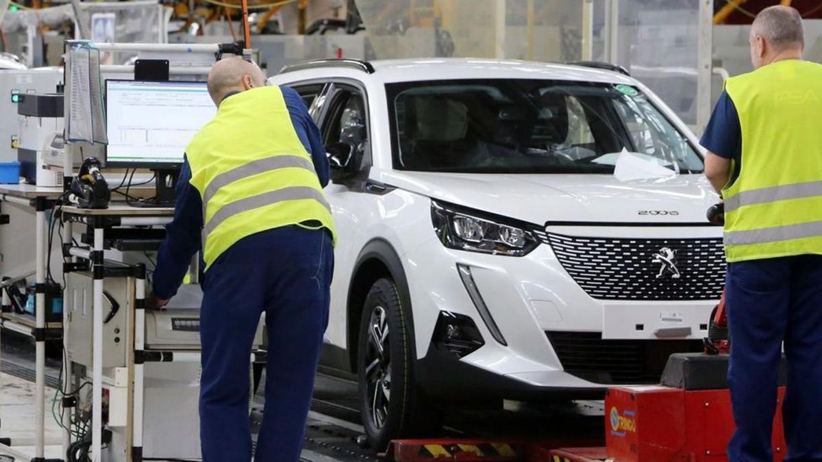 Dos operarios en una de las líneas de la planta de Stellantis en Balaídos el pasado mes de junio.