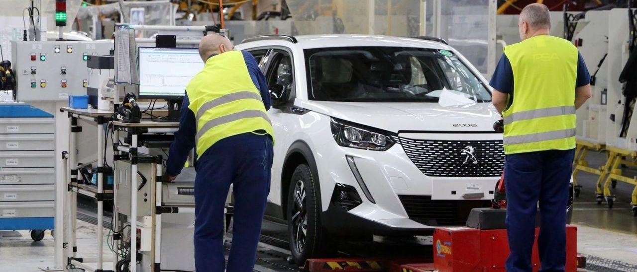 Dos operarios en una de las líneas de la planta de Stellantis en Balaídos el pasado mes de junio.