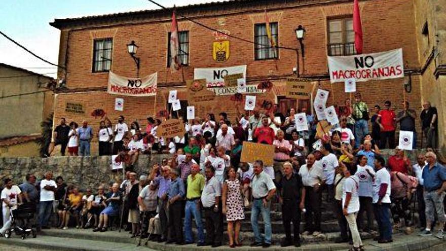 Los ciuddanos de Pozoantiguo se manifiestan junto al Ayuntamiento contra las macrogranjas.