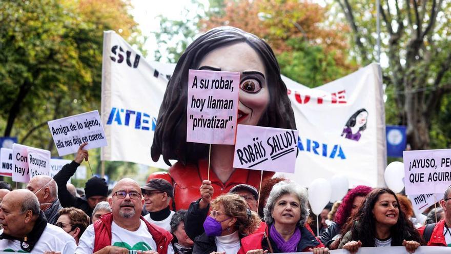 Desenes de milers de persones protesten a Madrid contra la política sanitària d&#039;Ayuso