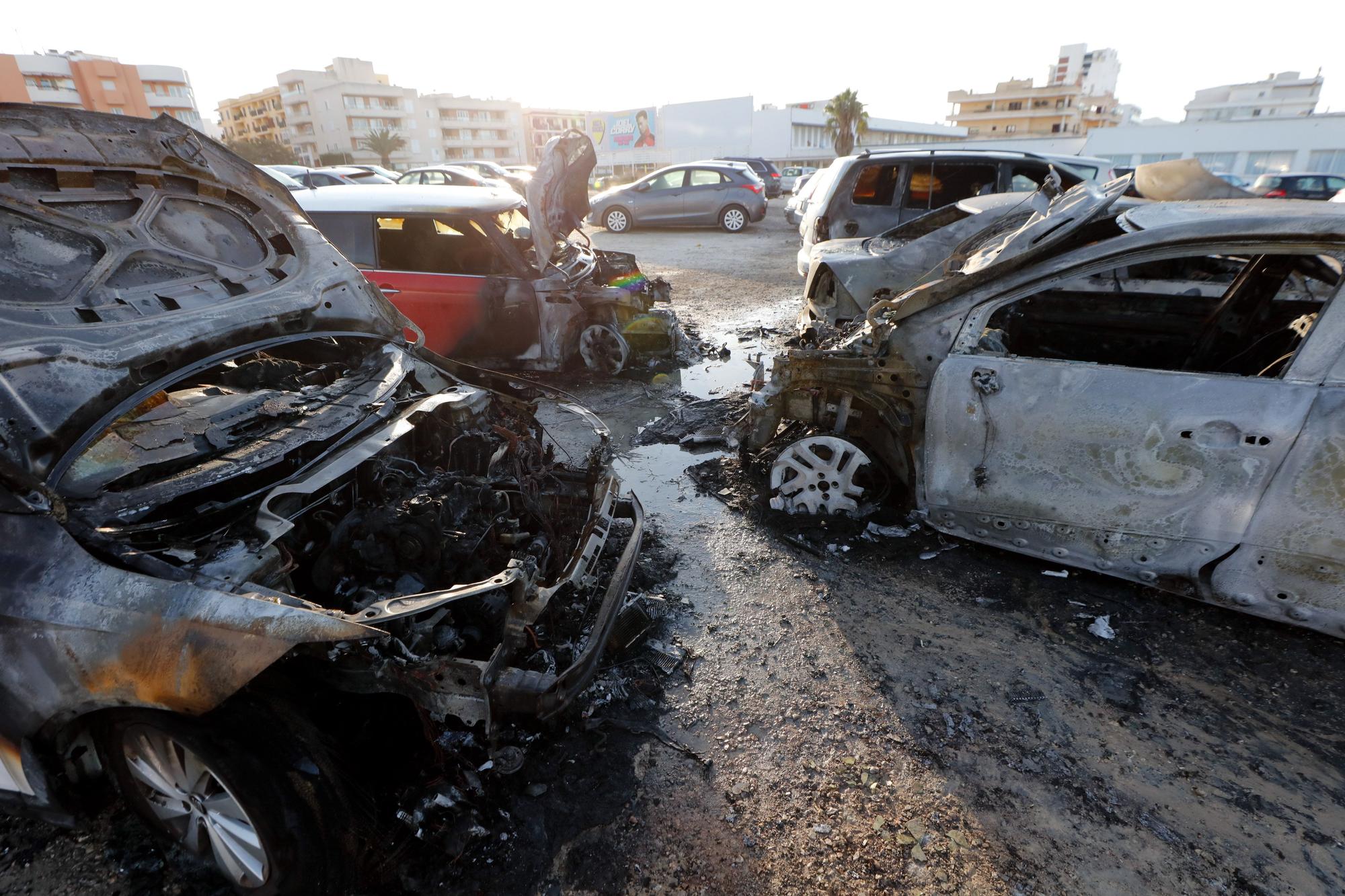 Arden cuatro coches en un aparcamiento de Ibiza