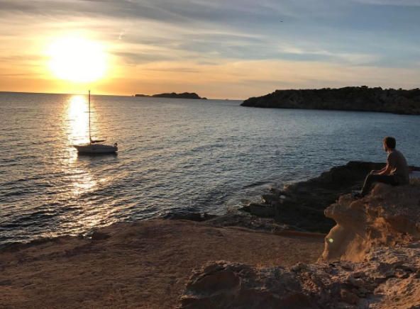 El futbolista del Barcelona, Sergi Roberto, pasa unos días en Ibiza junto a su pareja, la modelo Coral Simanovich.