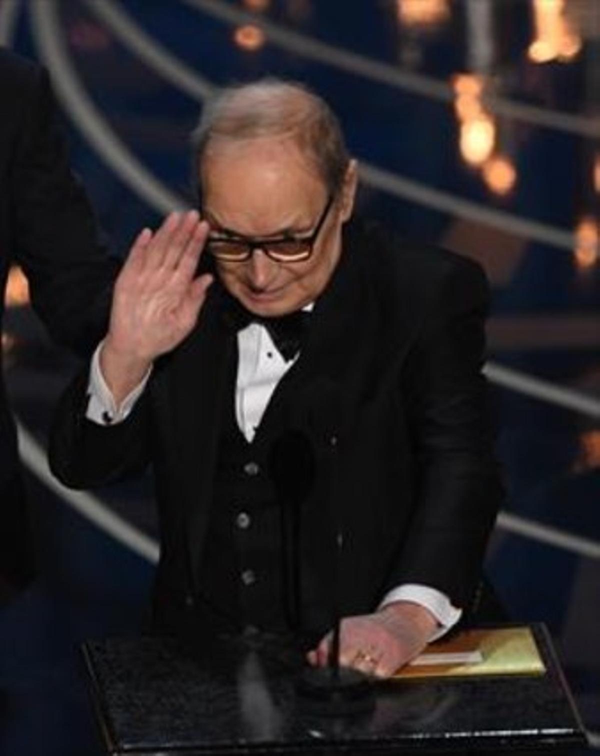 Ennio Morricone muestra su estatuilla.