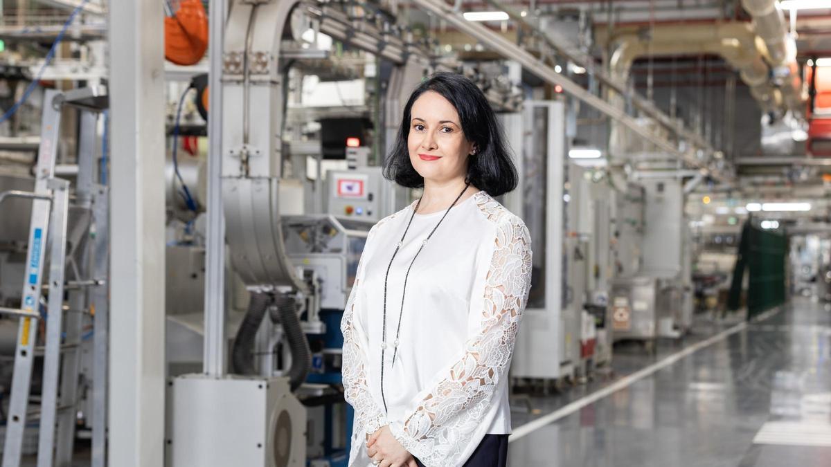 Lucine Ovumyan, vicepresidenta sénior global de Asuntos Corporativos y Comunicación de JTI, en su visita a la fábrica de Tenerife.