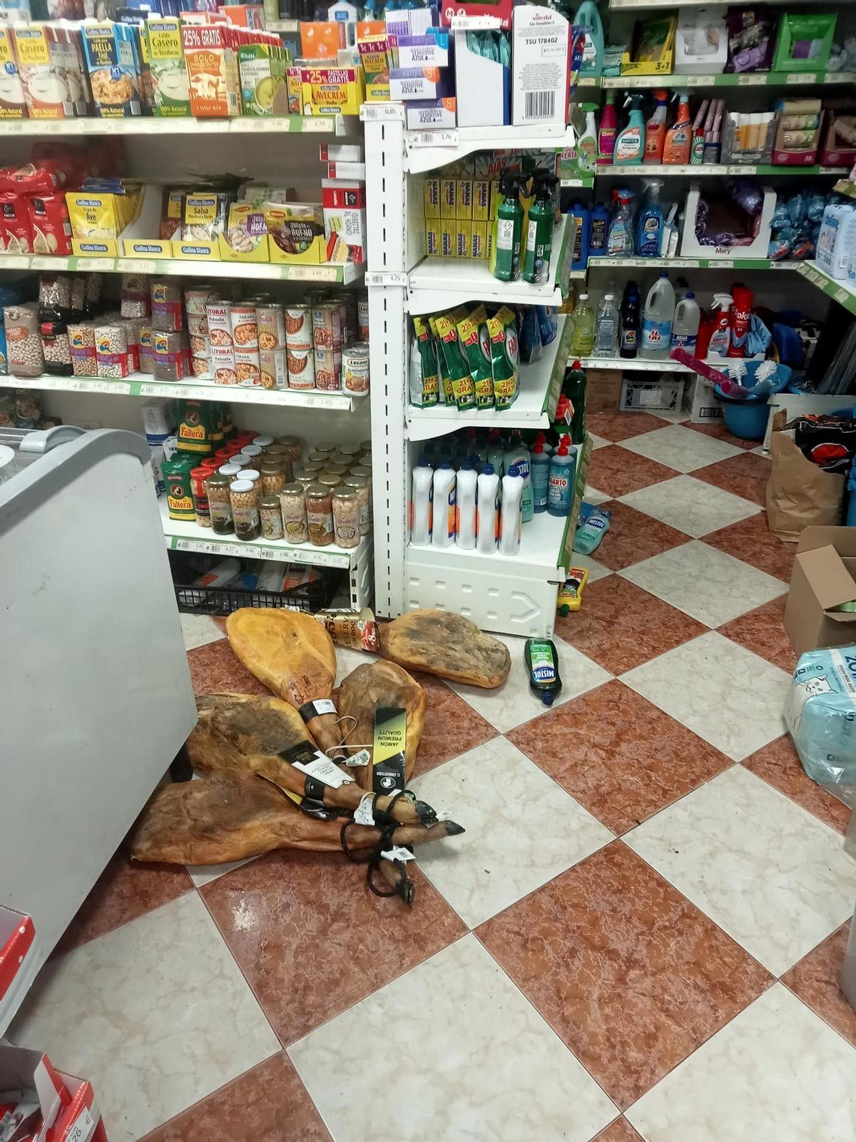Jamones y otros objetos que supuestamente iban a ser sustraídos.