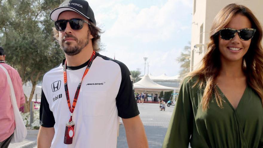 Fernando Alonso y Lara Álvarez pasean por el paddock durante un Gran Premio