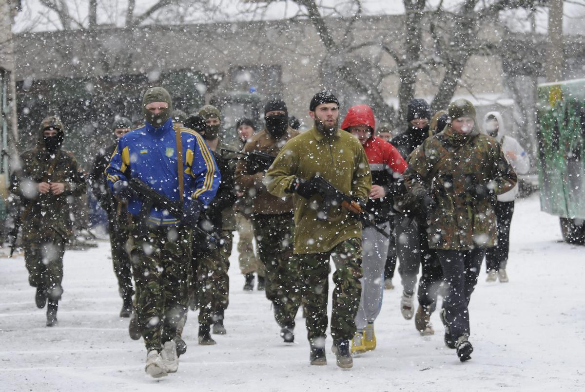 Foto de archivo de soldados del batallón de voluntarios de Ucrania &quot;Azov&quot; en 2015.