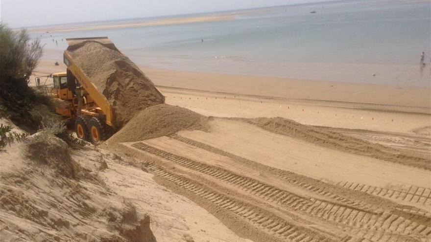 Sanz tranquiliza a los hosteleros sobre el estado de las playas