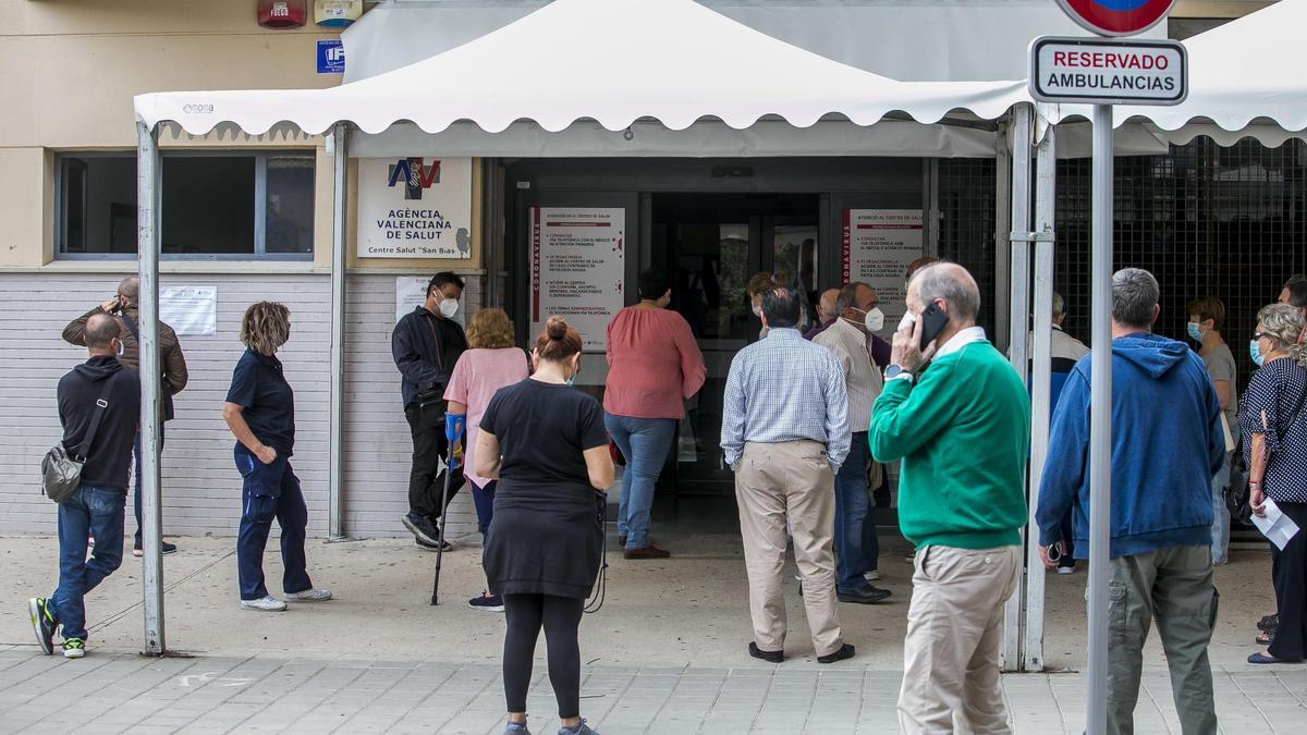 Un grupo de pacientes, a las puertas del centro de salud de San Blas, en la ciudad de Alicante.