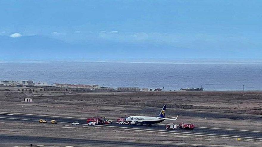 La aeronave en medio de la pista del aeropuerto Tenerife Sur, junto a vehículos de emergencias.