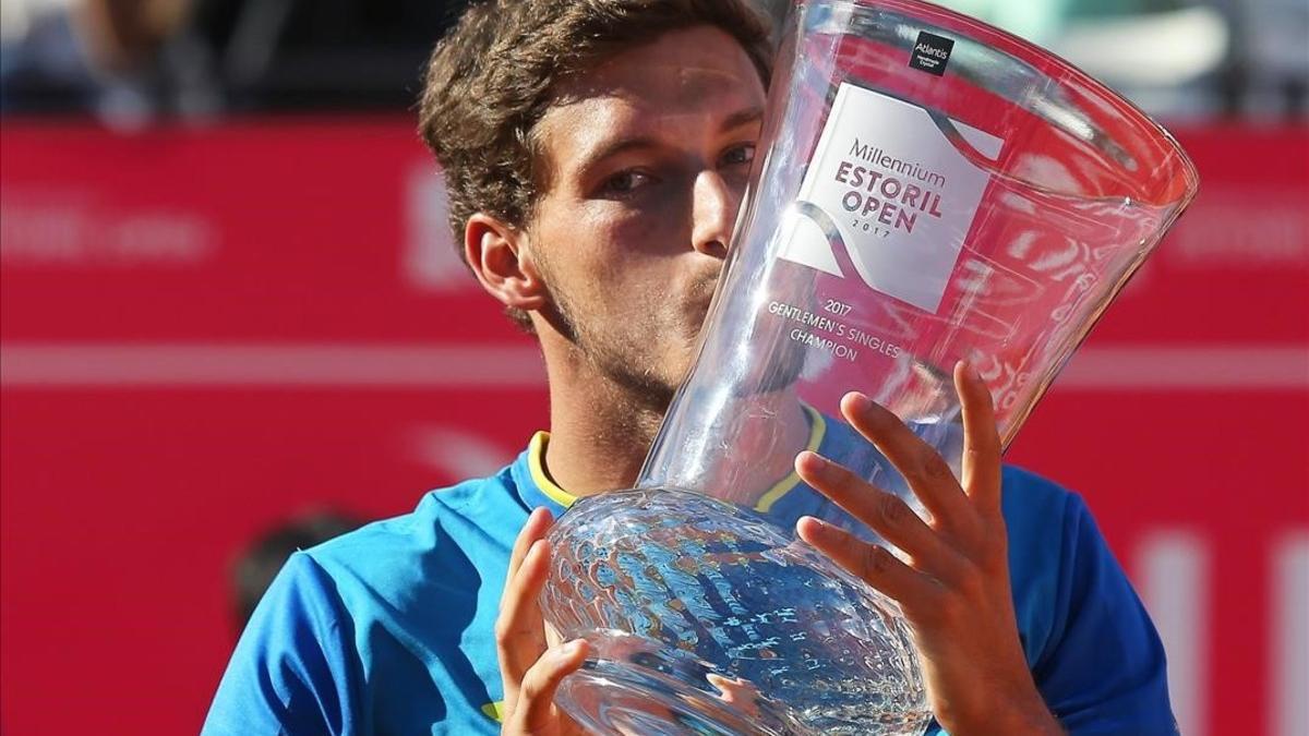 Pablo Carreño levanta el trofeo del Abierto de Estoril conquistado ante Gilles Müller.