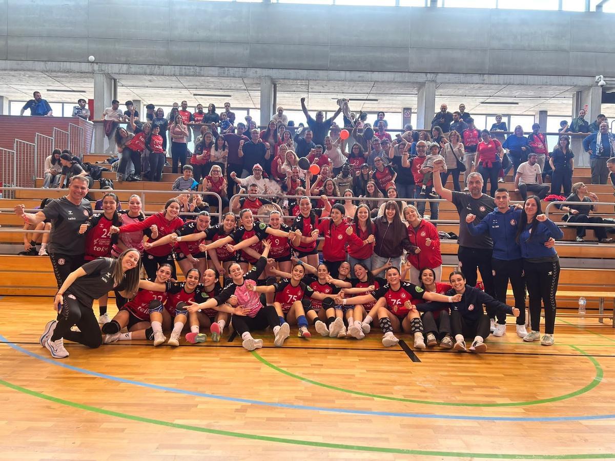 Balonmano Morvedre junto a su afición.