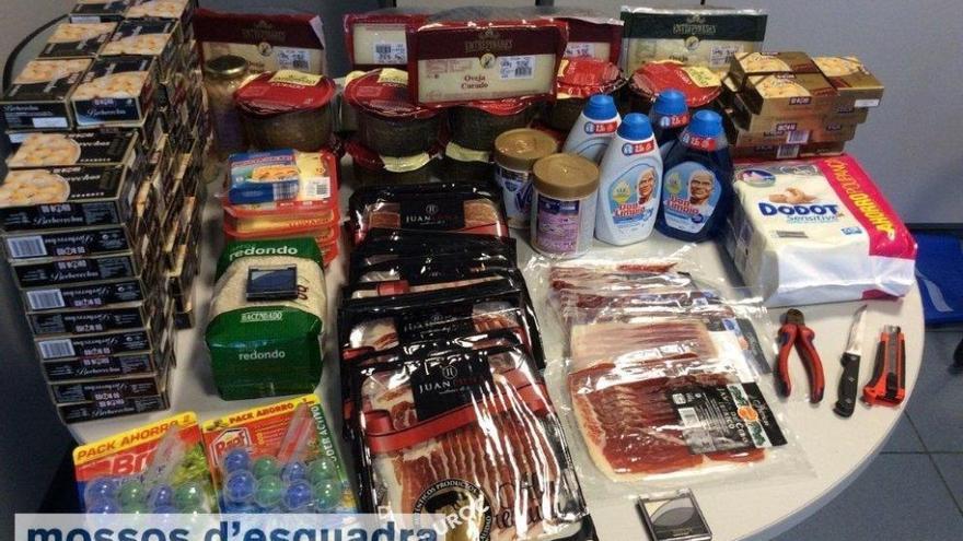 Enxampats quan s&#039;enduien llaunes, pernils i formatges d&#039;un supermercat de Manresa