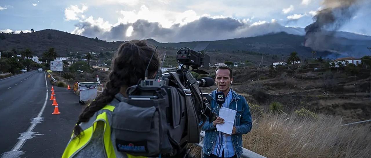Un equipo de RTVC retransmitiendo en directo la erupción en La Palma.
