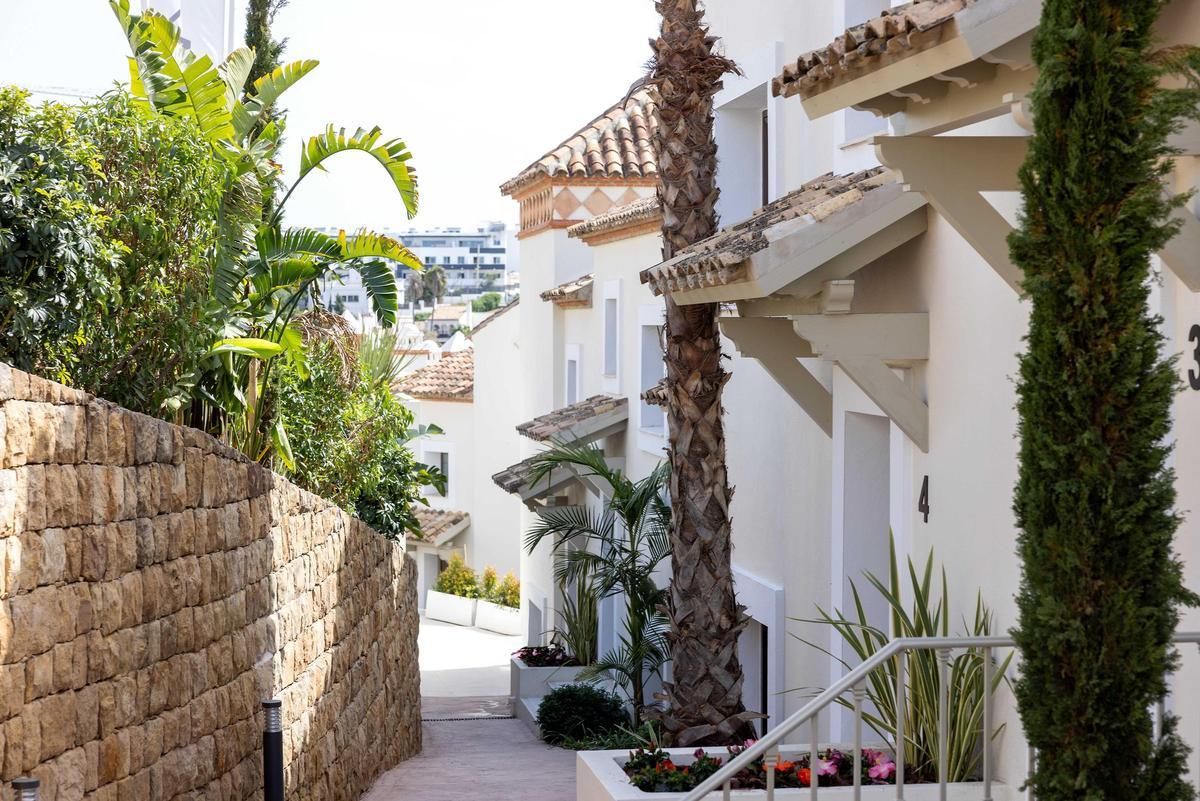 En Estepona, Altoasis Residences agrupa 87 viviendas independientes de tres dormitorios