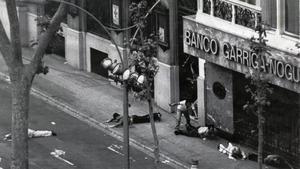 Los últimos rehenes escapan del Banco Central de Barcelona, el 24 de mayo de 1981