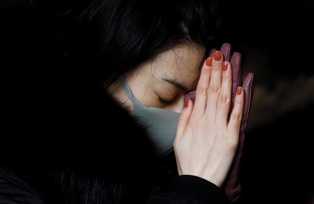 Una mujer reza en el templo de Yohghegong Lama, en Beijing.