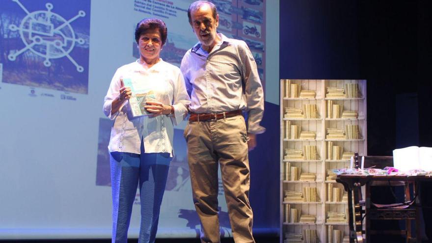 Lucía Gálvez y Jose Luis García, presidente del centro de estudios, fueron los encargados de abrir el acto. | SERVICIO ESPECIAL