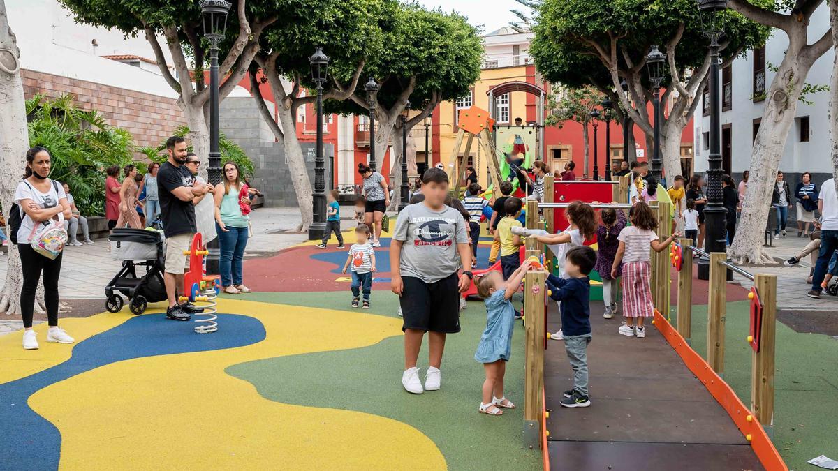 Niños y niñas estrenan con sus familias el renovado parque infantil