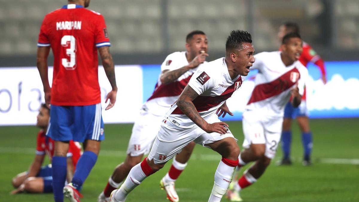 Los jugadores de Perú celebran un tanto ante Chile.