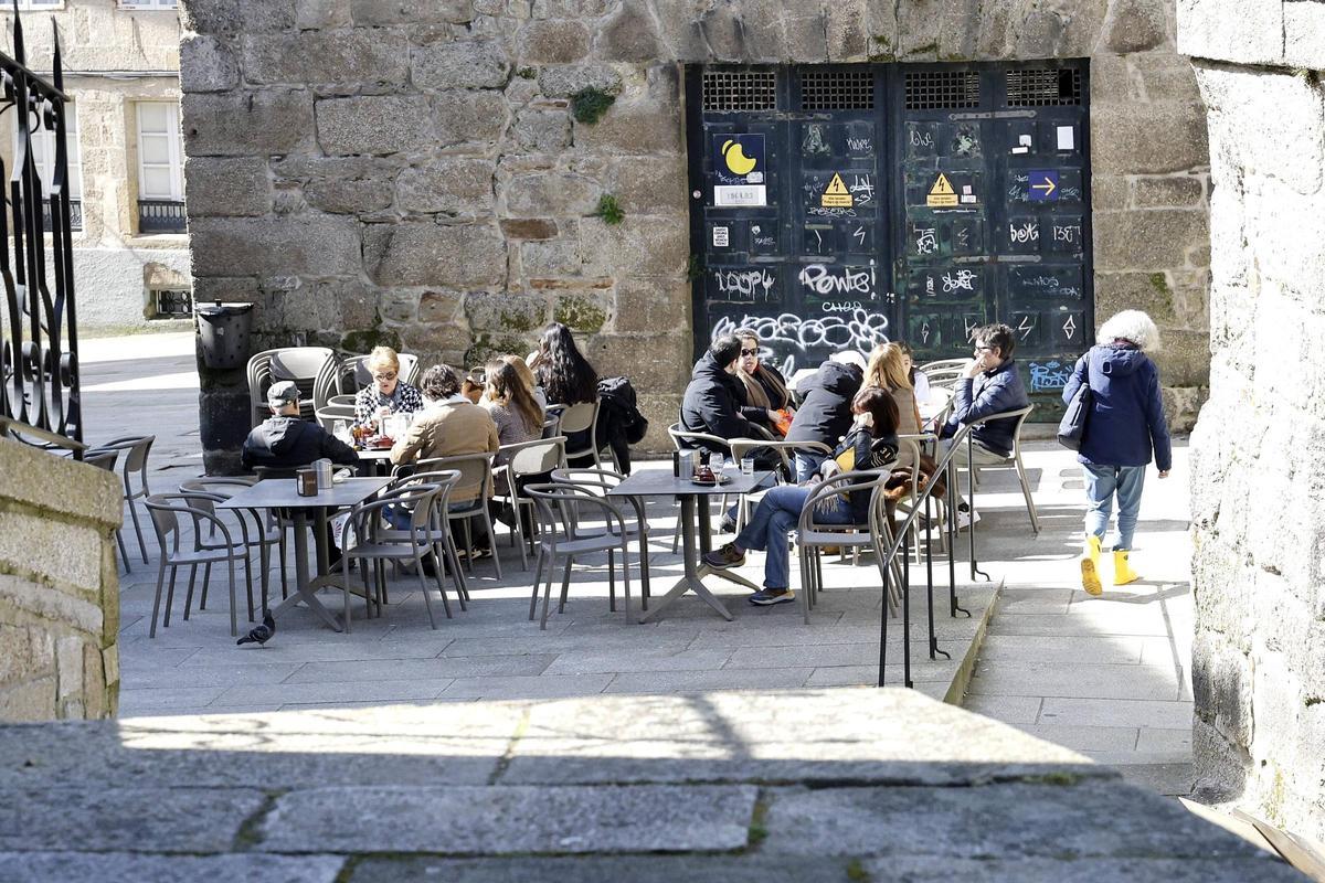 Turistas disfrutando del buen tiempo este domingo en Santiago.