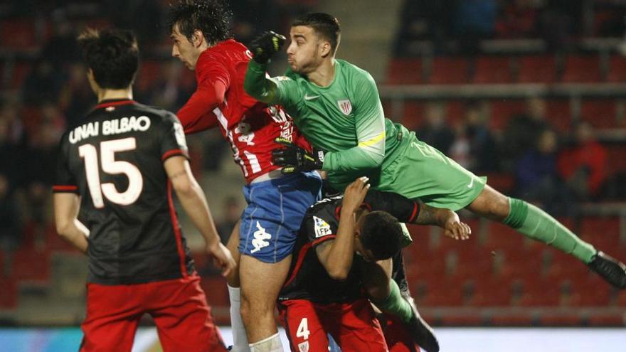 Jon Ander rebutja una pilota davant Lekic en el Girona-Bilbao Athletic del curs passat (2-1)