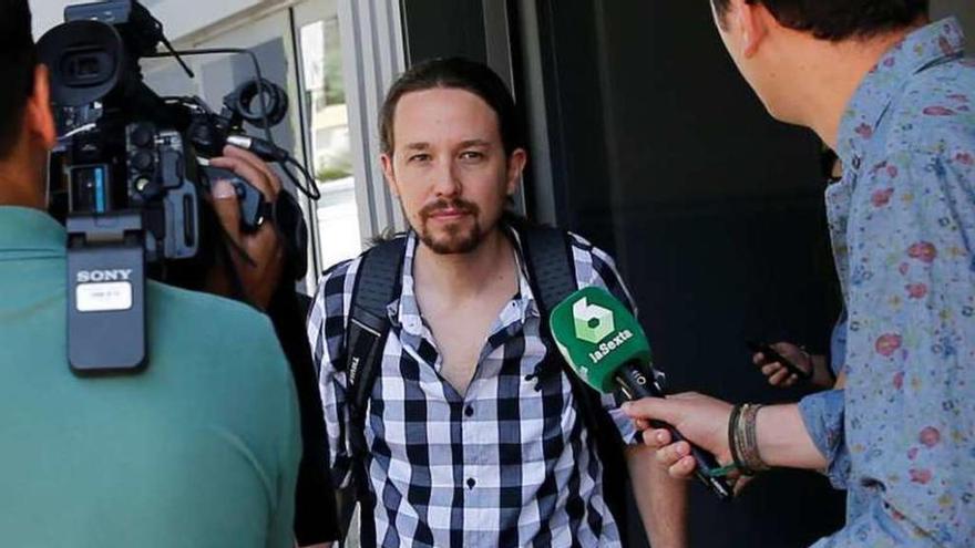 Dos periodistas abordan a Iglesias al terminar la reunión del partido.