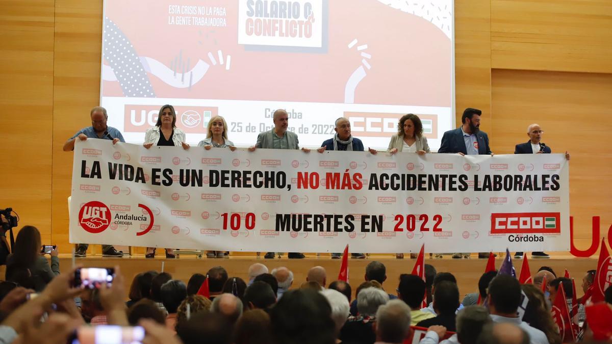 Jaime Sarmiento, Marina Borrego, Carmen Castilla, Unai Sordo, Pepe Álvarez, Nuria López y Vicente Palomares y Aurelio Martín, en la asamblea celebrada en Córdoba donde CCOO y UGT prepararon la movilización del 3 de noviembre en Madrid..